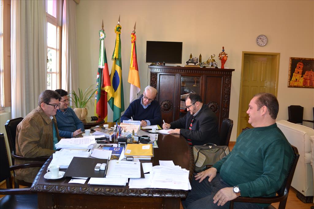 Administração assina novo contrato para coleta de lixo